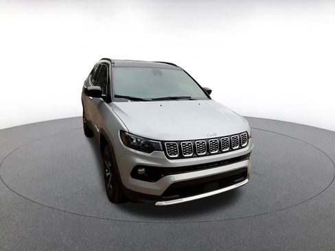 Used 2025 Jeep Compass Limited image 3
