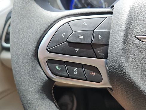 Used 2023 Chrysler Pacifica Touring-L w/ Uconnect Theater Family Group FWD image 12