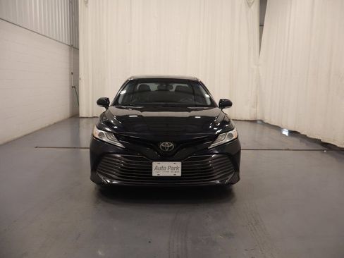 Used 2018 Toyota Camry XLE image 3