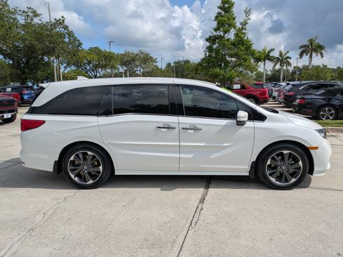Used 2023 Honda Odyssey Elite image 3