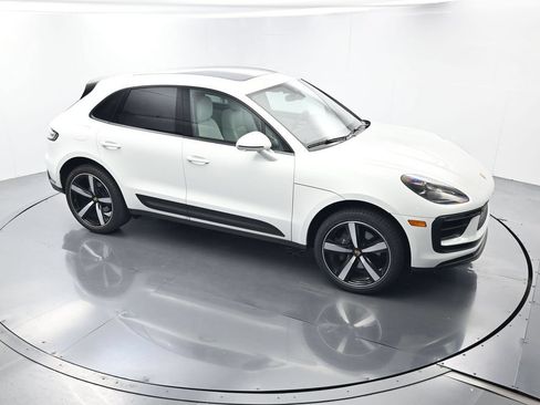 Certified 2025 Porsche Macan AWD/4WD image 42