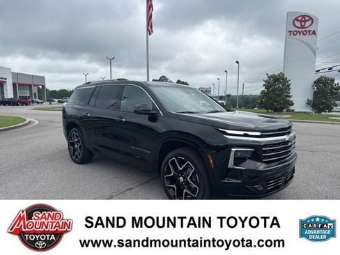 Used 2025 Chevrolet Traverse High Country FWD image 1