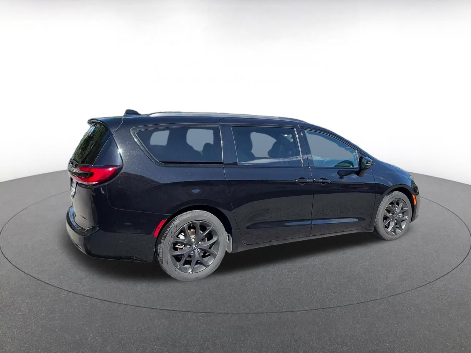 Used 2025 Chrysler Pacifica Limited FWD image 12