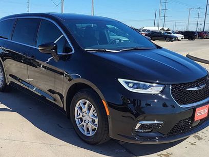New 2026 Chrysler Pacifica Select