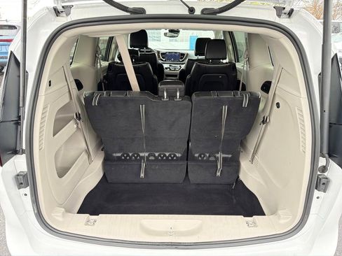 Used 2024 Chrysler Pacifica Limited FWD image 28