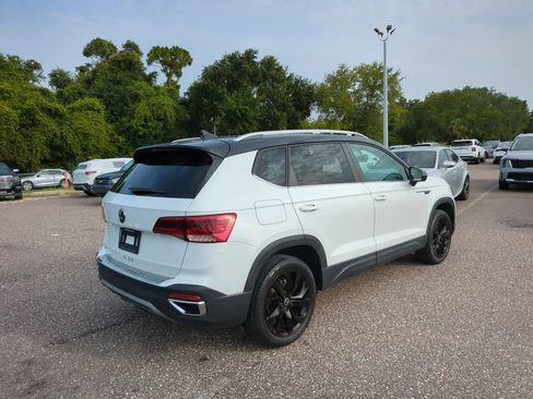 Used 2023 Volkswagen Taos SE w/ Panoramic Sunroof Package FWD image 5