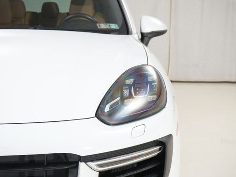 Used 2017 Porsche Cayenne Turbo AWD image 13