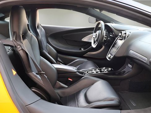 Used 2022 McLaren GT image 16