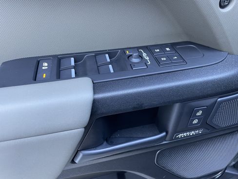 Certified 2025 Land Rover Defender 110 image 11