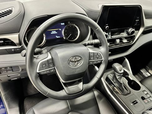 Used 2024 Toyota Highlander XLE FWD image 15