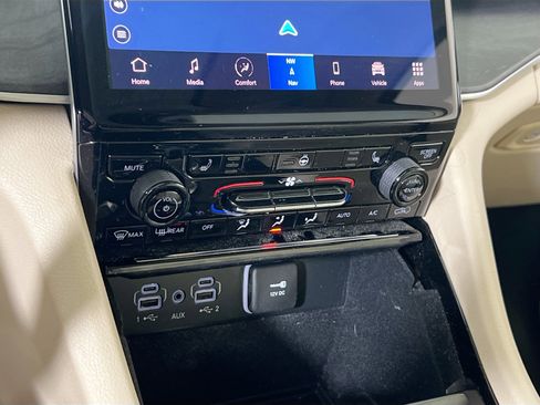 Used 2022 Jeep Grand Cherokee Limited image 16