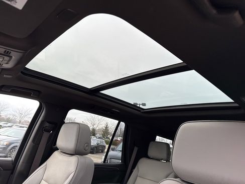 Used 2023 GMC Yukon SLT w/ SLT Luxury Package image 16