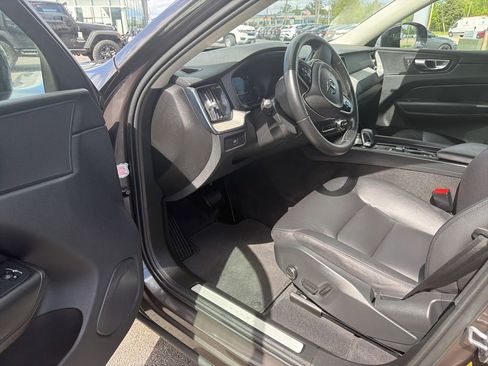 Certified 2025 Volvo XC60 B5 Plus AWD/4WD image 8