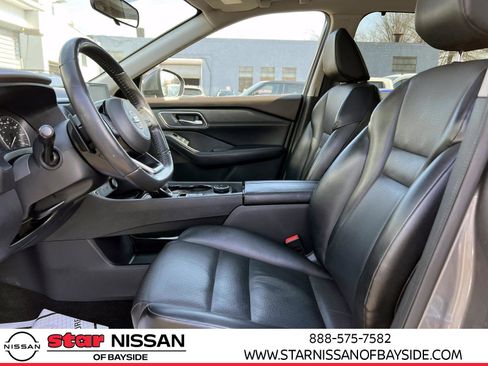 Used 2021 Nissan Rogue SV w/ Premium Package image 16