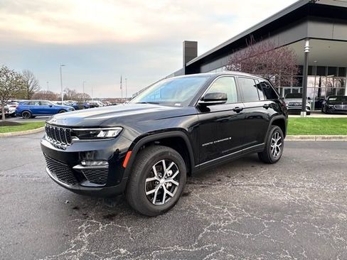 Used 2023 Jeep Grand Cherokee Limited w/ Luxury Tech Group II AWD/4WD image 3