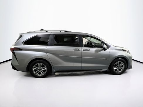Used 2022 Toyota Sienna Limited image 4