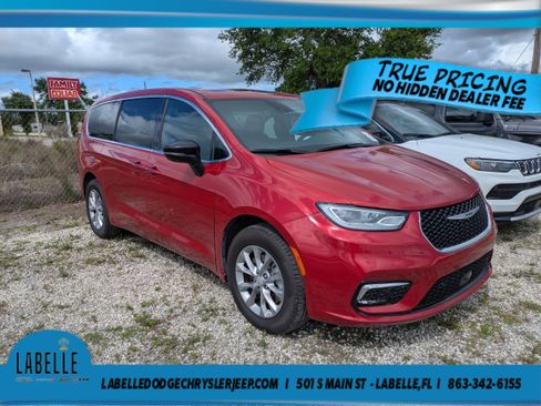 Used 2025 Chrysler Pacifica Select AWD/4WD image 2