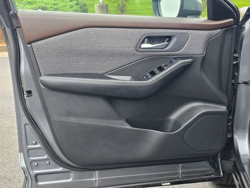 Used 2023 Nissan Rogue SV image 12