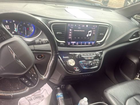 Used 2021 Chrysler Pacifica Touring-L w/ Premium & Safety Sphere Group image 9