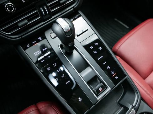 Certified 2025 Porsche Macan image 21