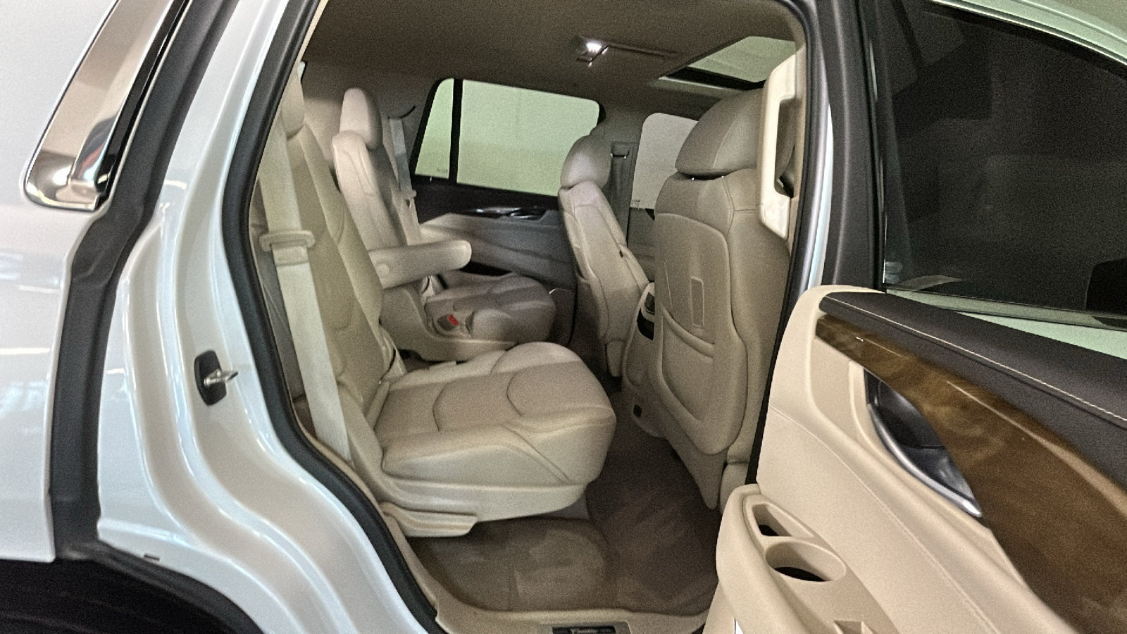 Used 2018 Cadillac Escalade Luxury AWD/4WD image 36