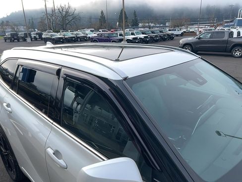 Used 2022 Toyota Highlander Platinum image 17