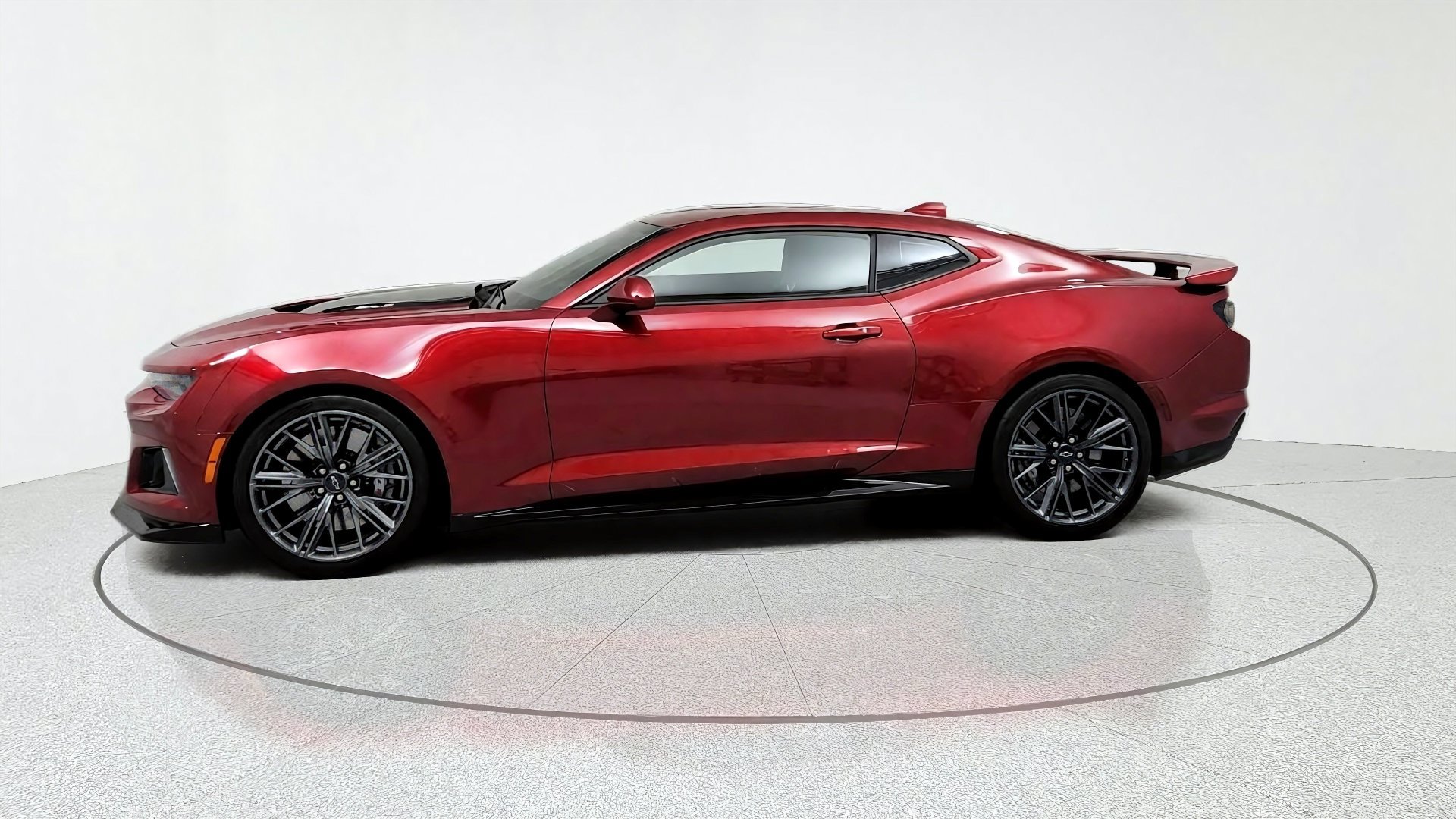 Used 2021 Chevrolet Camaro ZL1 RWD image 2