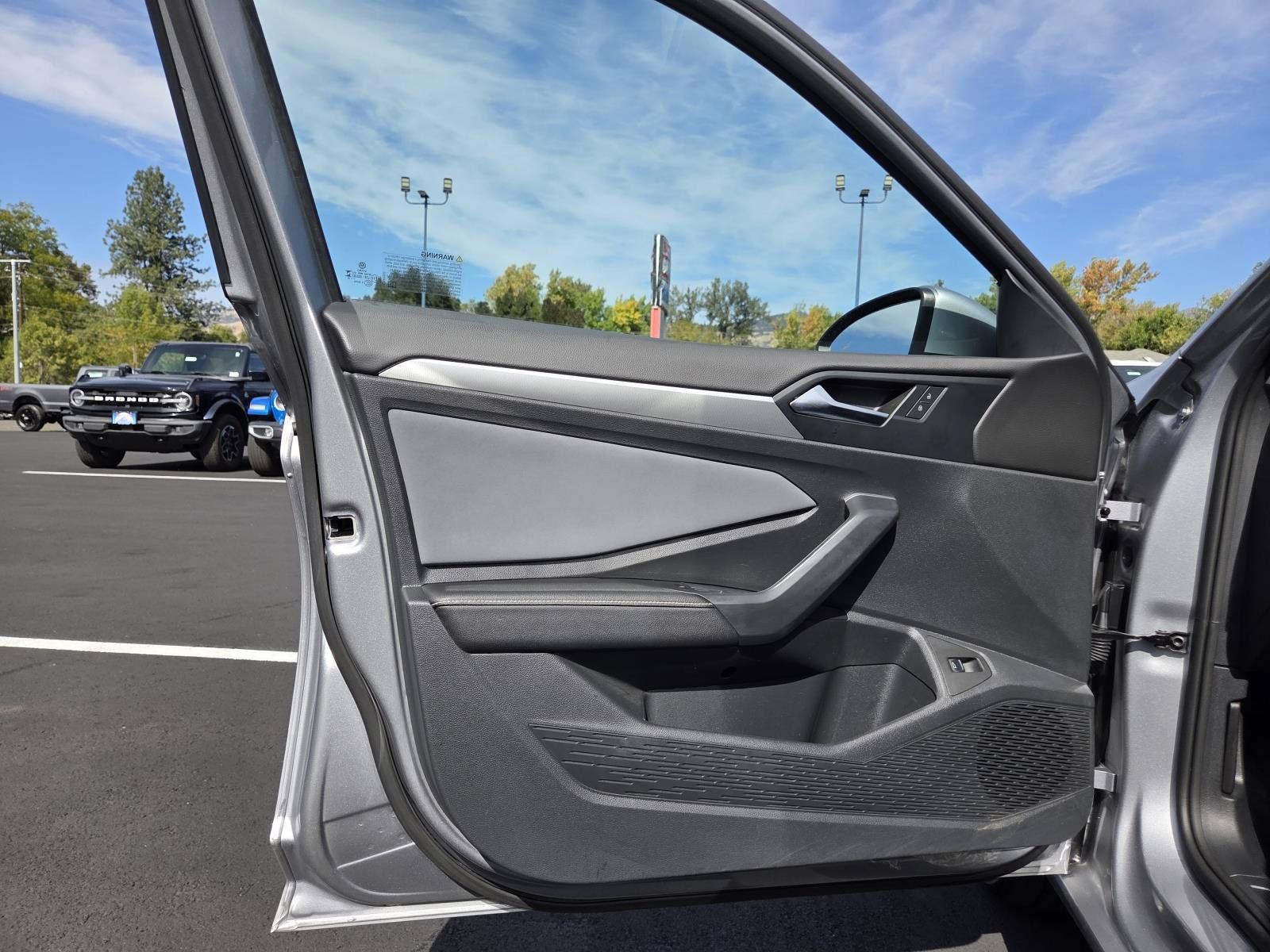Used 2025 Volkswagen Jetta SE FWD image 12