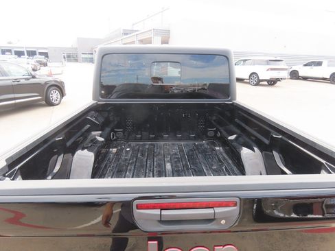 Used 2024 Jeep Gladiator Rubicon w/ Convenience Group AWD/4WD image 14