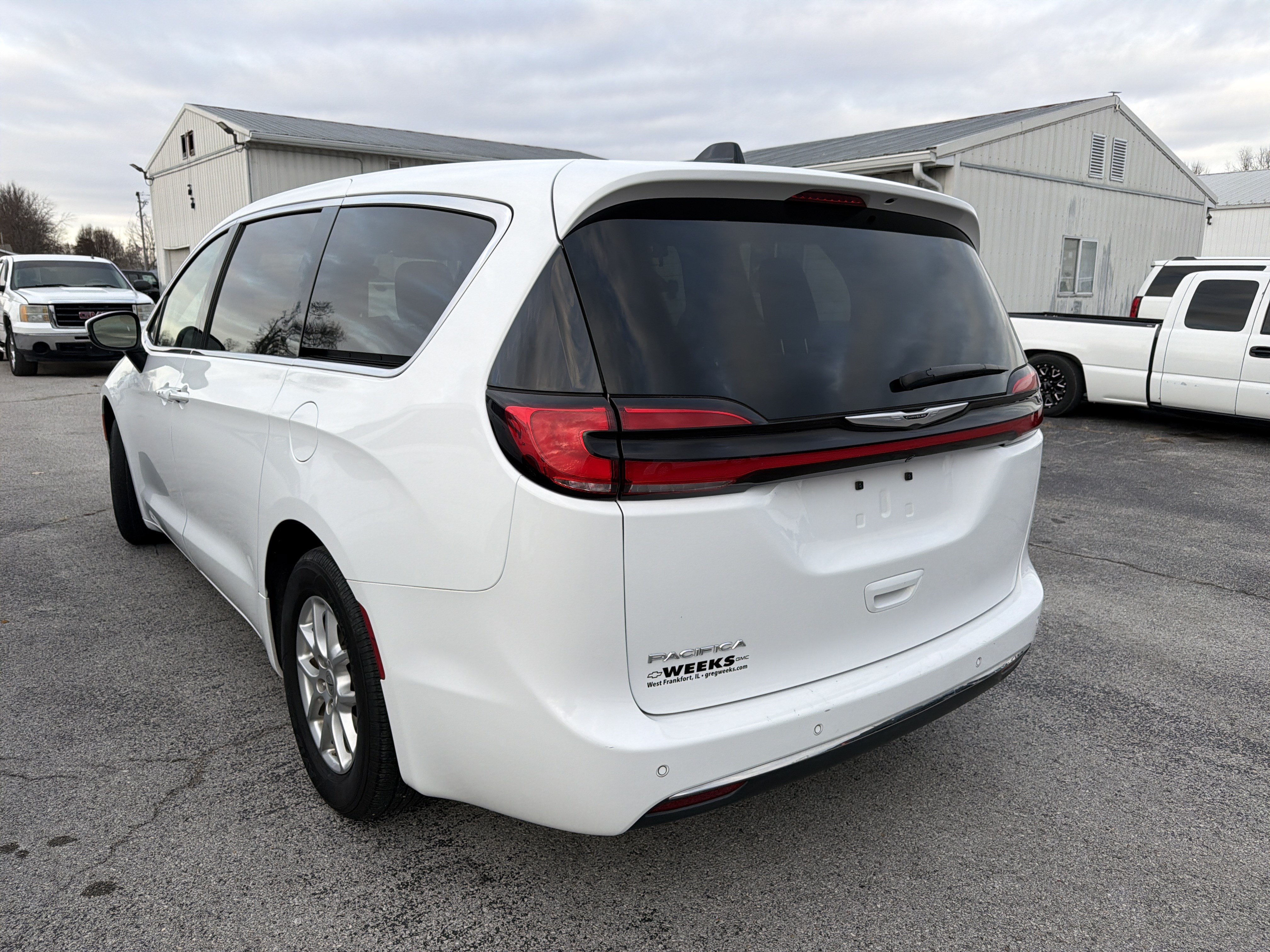Used 2023 Chrysler Pacifica Touring-L FWD image 5