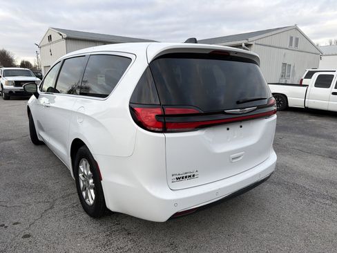 Used 2023 Chrysler Pacifica Touring-L image 5