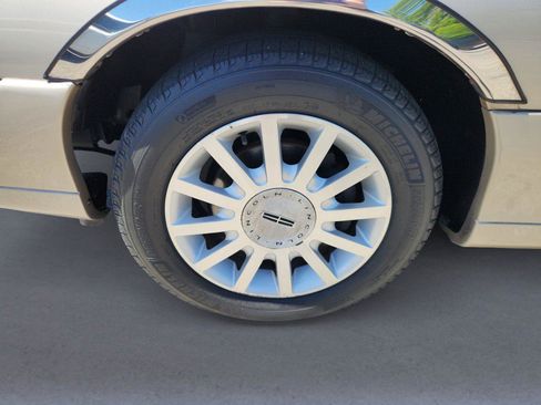Used 2007 Lincoln Town Car Signature RWD image 9