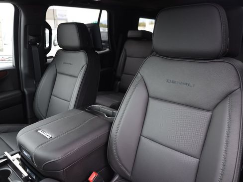 New 2026 GMC Yukon Denali w/ Denali Reserve Package AWD/4WD image 17