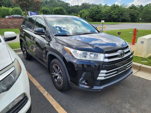 Used 2019 Toyota Highlander LE FWD image 2