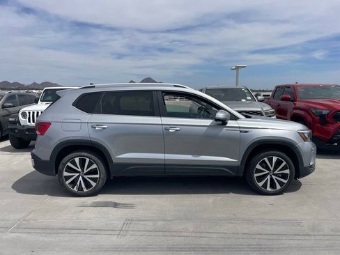 Used 2024 Volkswagen Taos SE image 3