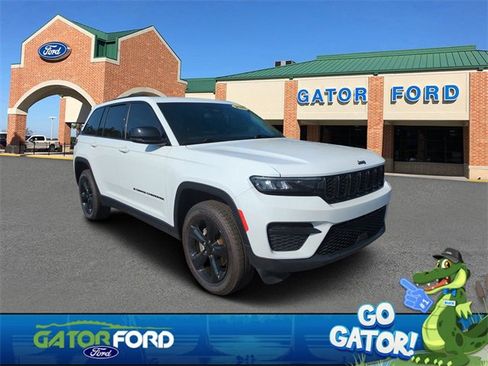 Used 2023 Jeep Grand Cherokee Altitude image 1