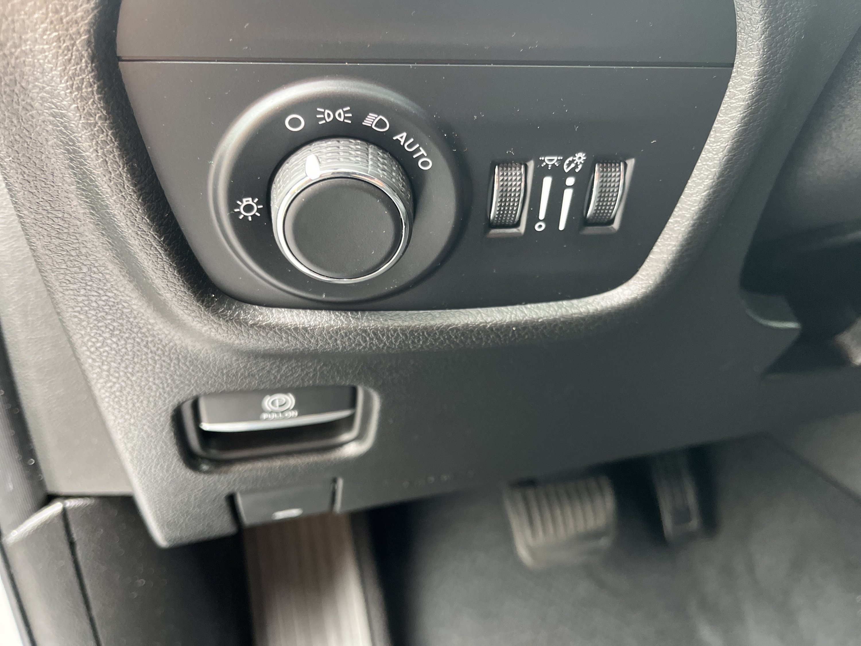 Used 2024 Jeep Grand Cherokee Laredo AWD/4WD image 17