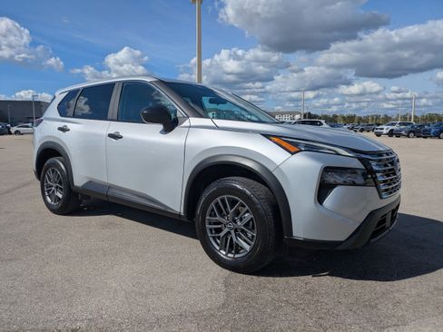 Used 2025 Nissan Rogue S image 2