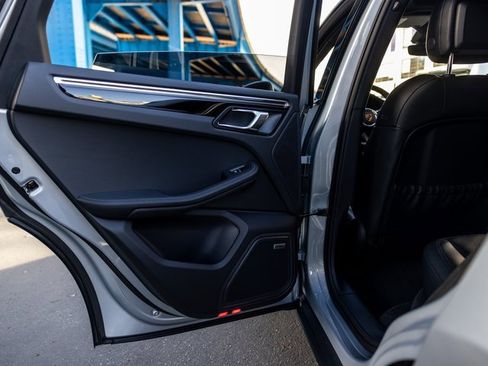 Certified 2025 Porsche Macan image 32