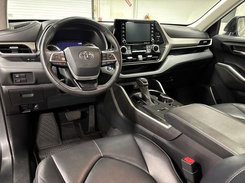 Used 2022 Toyota Highlander XLE image 28