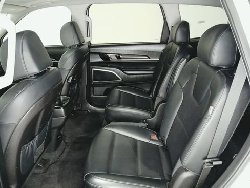 Used 2025 Kia Telluride S FWD image 12