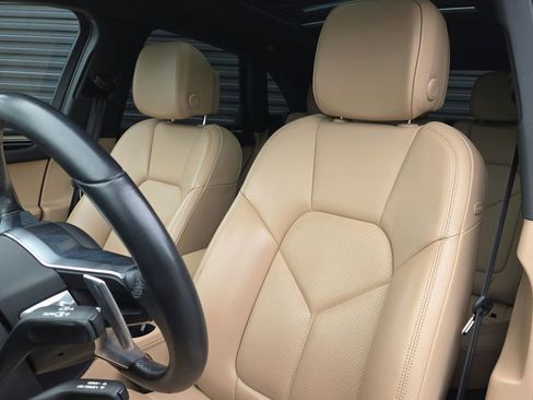 Certified 2021 Porsche Macan AWD/4WD image 5