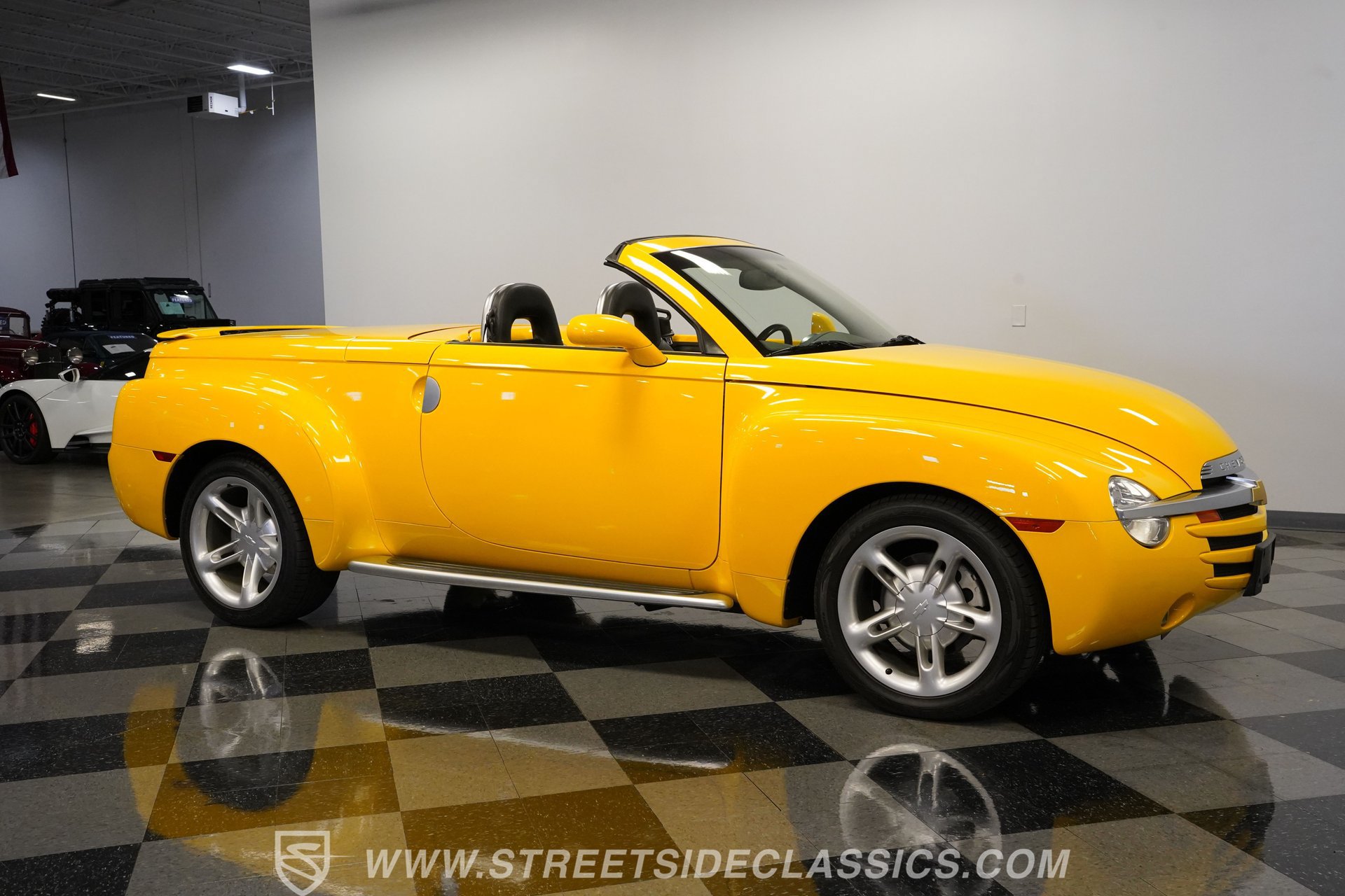 Used 2004 Chevrolet SSR w/ Preferred Equipment Group RWD image 16
