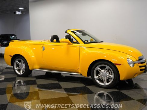 Used 2004 Chevrolet SSR w/ Preferred Equipment Group RWD image 16
