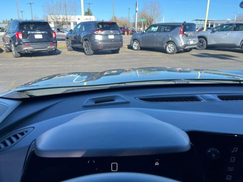 Used 2025 Chevrolet Trax LT w/ LT Convenience Package image 33