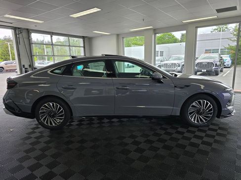 New 2026 Hyundai Sonata Limited FWD image 2