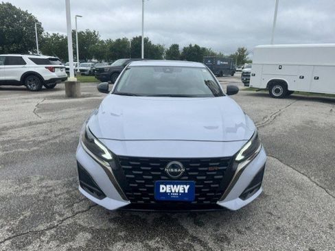 Used 2023 Nissan Altima 2.5 SR w/ SR Premium Package FWD image 2