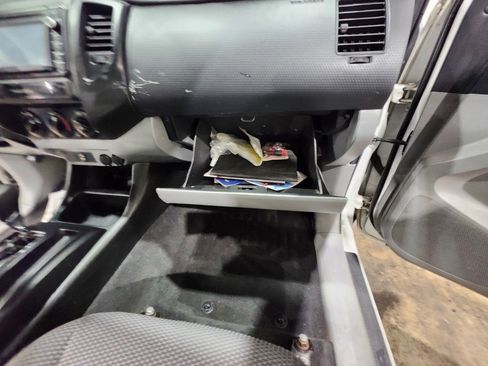 Used 2015 Toyota Tacoma 4x4 Access Cab image 9