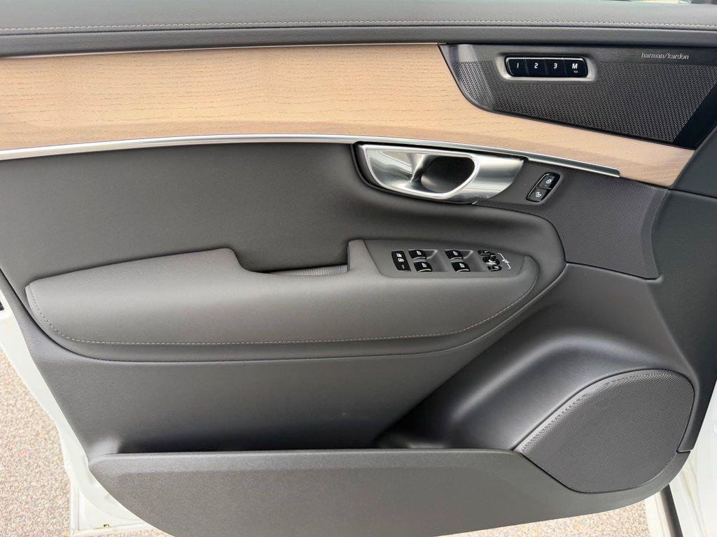 New 2026 Volvo XC90 T8 Plus w/ Protection Package Premier AWD/4WD image 13