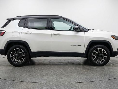 Used 2025 Jeep Compass Trailhawk AWD/4WD image 11